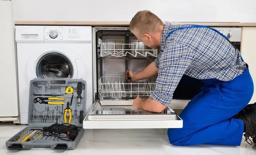Buca Electrolux servisi teknisyen ekibi beyaz eşya tamiri yaparken
